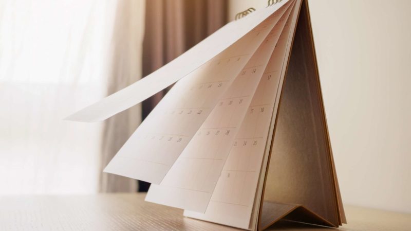 Desktop Calendar with Pages Turning
