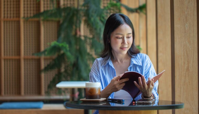 Young woman reading in a cafe